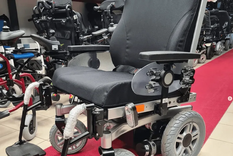 Mağazada sergilenen akülü tekerlekli sandalyeler
