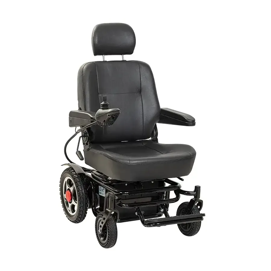Jetty JT-200 Standart akülü tekerlekli sandalye, siyah deri koltuk, kafalık ve joystick, önden çapraz açıdan