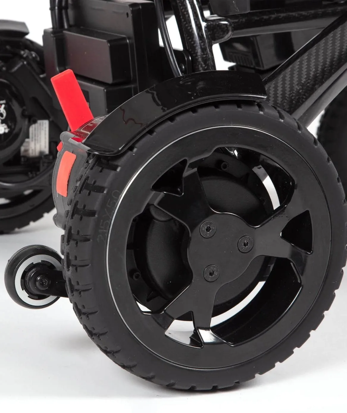 Drive AirFold Carbon akülü sandalye, arka teker ve kırmızı kol yakın çekimi