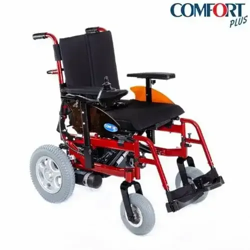 Comfort Plus Allure akülü tekerlekli sandalye, kırmızı şasi ve siyah döşeme, çapraz açıdan önden