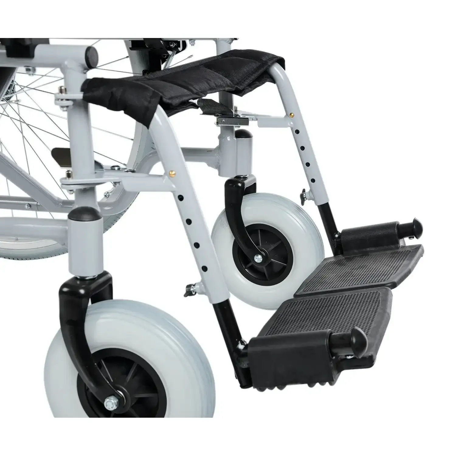 Comfort Plus DM-321 manuel tekerlekli sandalye, ayak dayaması ve ön teker yakın çekimi