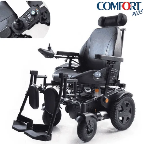 Comfort Plus DM-450 Panther akülü sandalye, siyah koltuk, joystick kumanda yakın çekimi ekli, çapraz açıdan