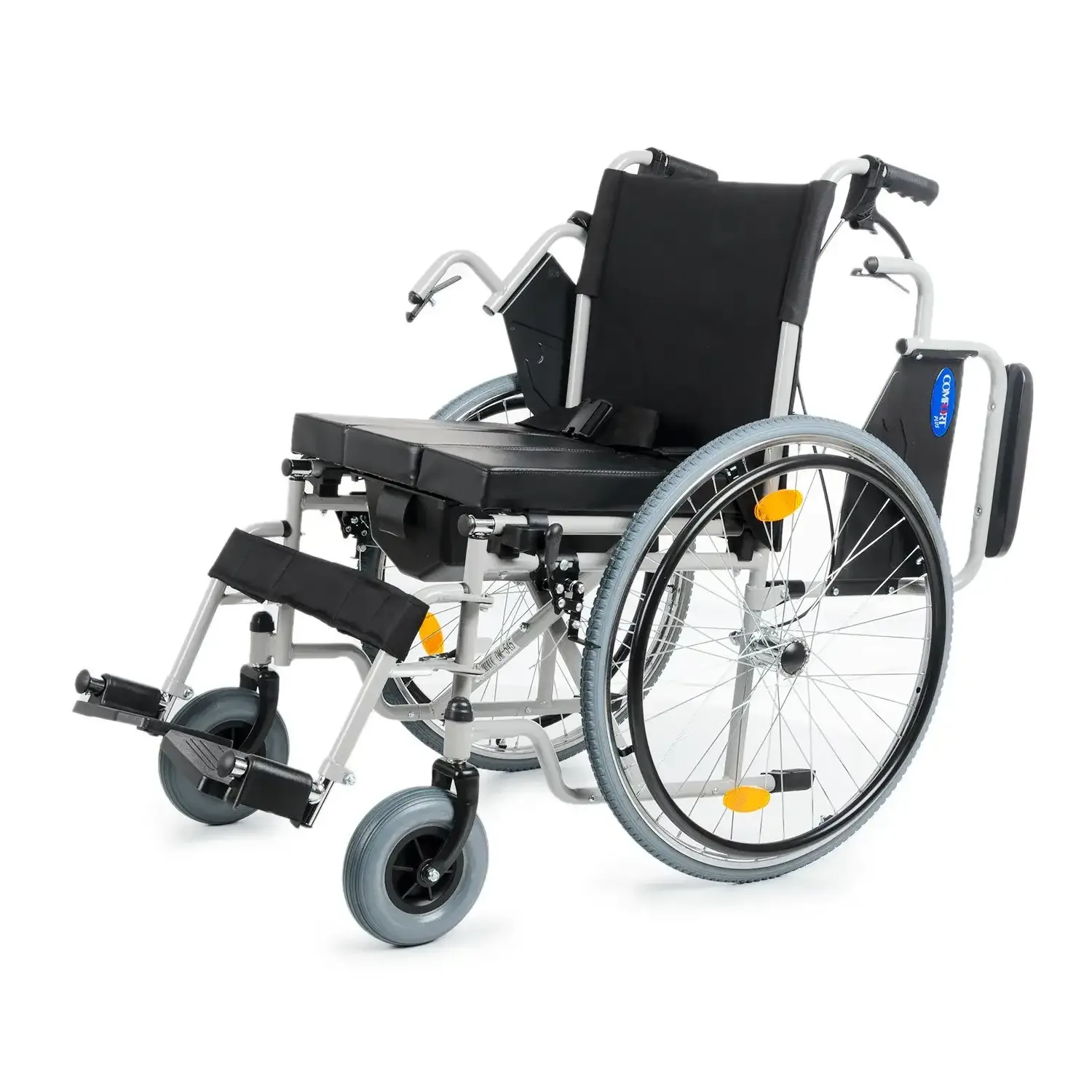 Comfort Plus DM-550 tuvalet özellikli tekerlekli sandalye, kolçak kaldırılmış, önden çapraz açıdan