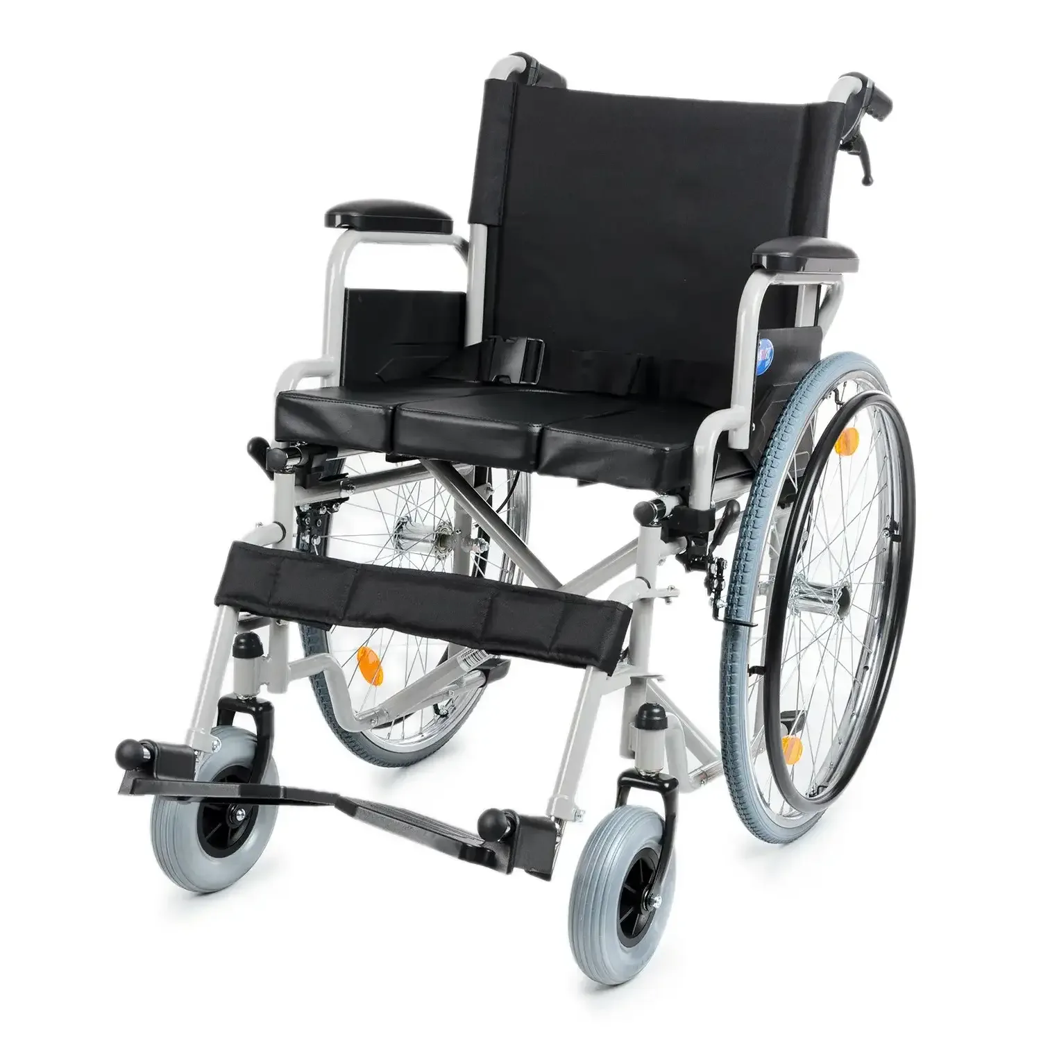 Comfort Plus DM-550 tuvalet özellikli tekerlekli sandalye, kapalı oturak, sol çapraz açıdan
