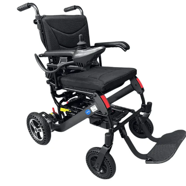 Comfort Plus DY01106 akülü tekerlekli sandalye, siyah oturak ve şasi, kırmızı detaylar, çapraz açıdan