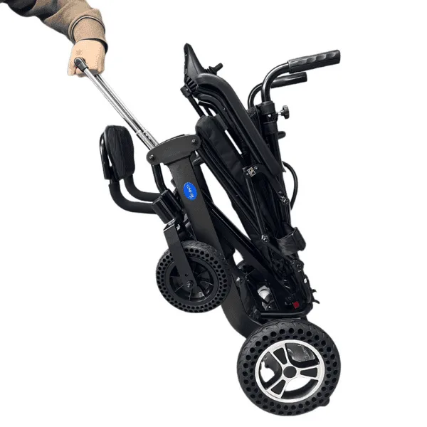 Comfort Plus DY01106 akülü tekerlekli sandalye, katlanmış hâlde çekme koluyla elle çekilirken