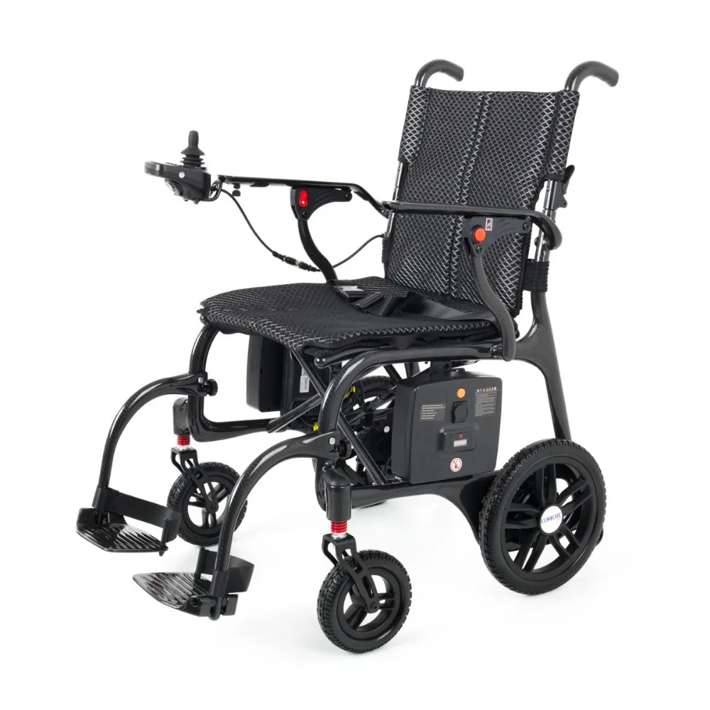 Comfort Plus Karbon fiber akülü tekerlekli sandalye, siyah gövde, önden çapraz açıdan, joystick
