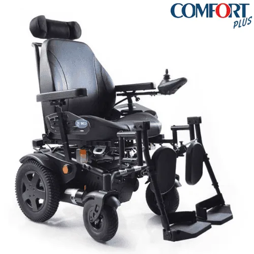 Comfort Plus Sahara Lux akülü sandalye, siyah koltuk, kafalık ve ayak dayamaları, çapraz açıdan