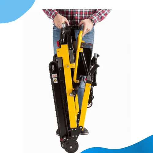 OPL - 200 merdiven çıkma cihazı, katlanmış hâli, bir kişinin elinde önden