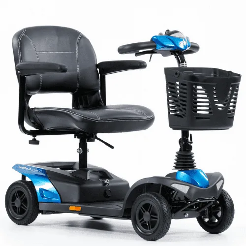 Invacare Colibri 4 tekerlekli mini scooter, mavi gövde, siyah koltuk ve ön sepet, çapraz açıdan