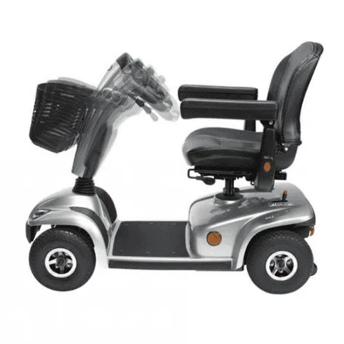İnvacare Leo engelli scooter, gümüş gövde, gidon açı ayarı hareketiyle yandan