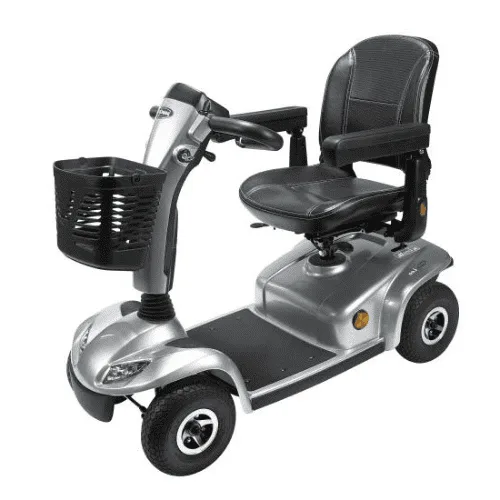İnvacare Leo engelli scooter, gümüş gri gövde ve ön sepet, çapraz açıdan önden