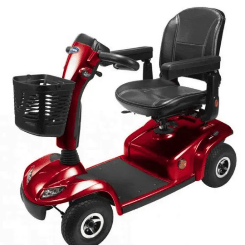 İnvacare Leo engelli scooter, kırmızı gövde ve ön sepet, çapraz açıdan önden