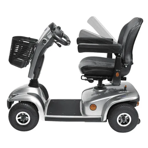 İnvacare Leo engelli scooter, gümüş gövde, koltuk sırtlığı ayar hareketiyle yandan