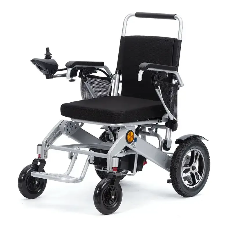 Jetty JT-309 Uzaktan kumandalı akülü sandalye, siyah oturak, gri şasi, önden çapraz açıdan