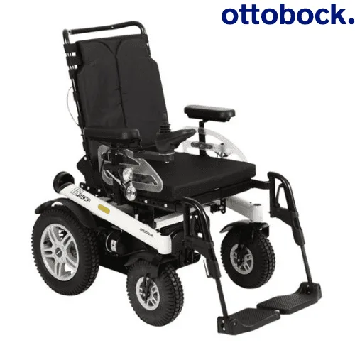 Ottobock B500 akülü tekerlekli sandalye, siyah koltuk ve beyaz şasi kapağı, çapraz açıdan