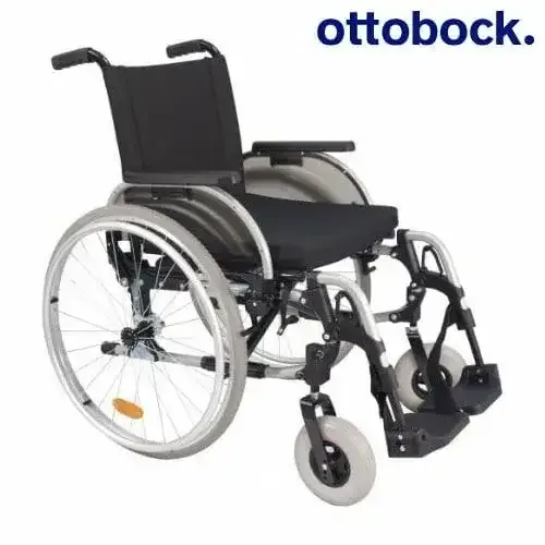 Ottobock İntro özellikli tekerlekli sandalye, siyah döşeme ve gri şasi, çapraz açıdan önden