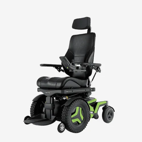 Permobil F3 Corpus akülü tekerlekli sandalye, siyah koltuk, kafalık ve yeşil jantlar, çapraz açıdan