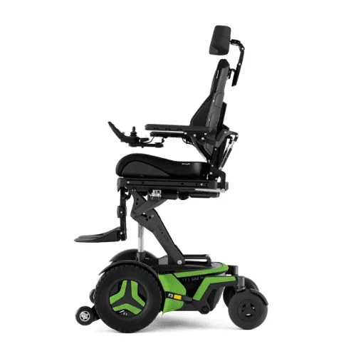 Permobil F3 Corpus akülü tekerlekli sandalye, yükseltilmiş koltuk, yeşil gövde, yandan