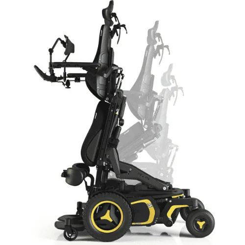 Permobil F5 Corpus akülü sandalye, oturur konumdan ayakta konuma geçiş katmanlı gösterimi, sarı jantlar