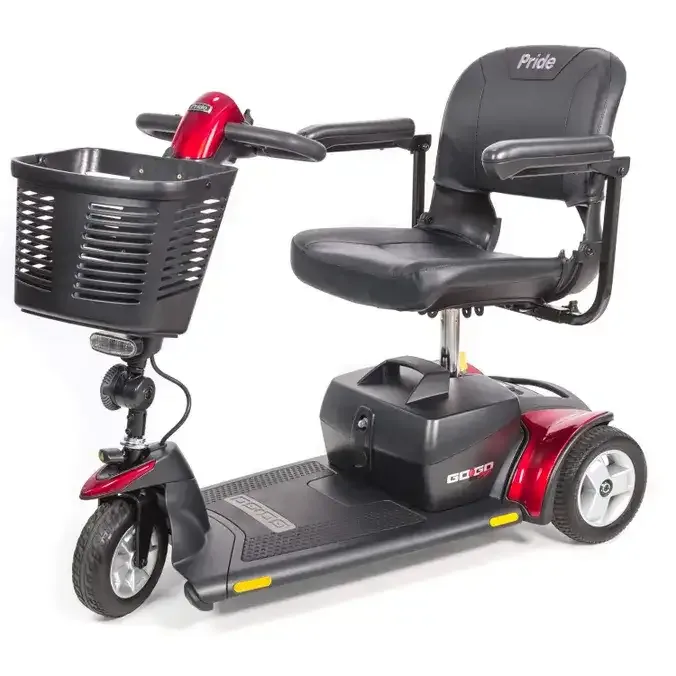 Prıde Go Go® Sport 3 tekerlekli engelli scooter, kırmızı gövde, ön sepet, önden çapraz açıdan
