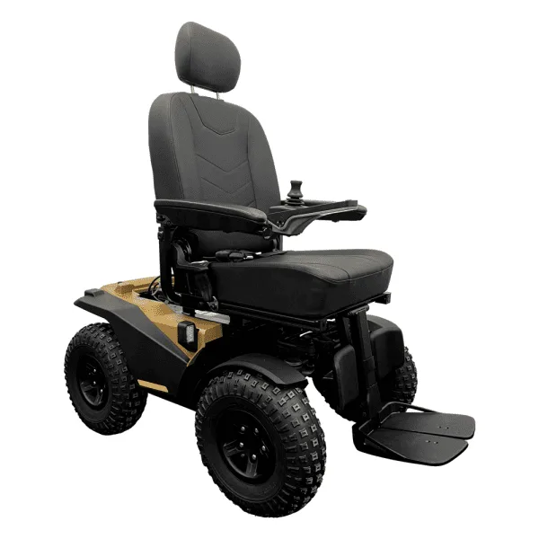 Pride Outback 4x4 arazi model akülü sandalye, siyah koltuk, bronz yan panel, önden çapraz açıdan