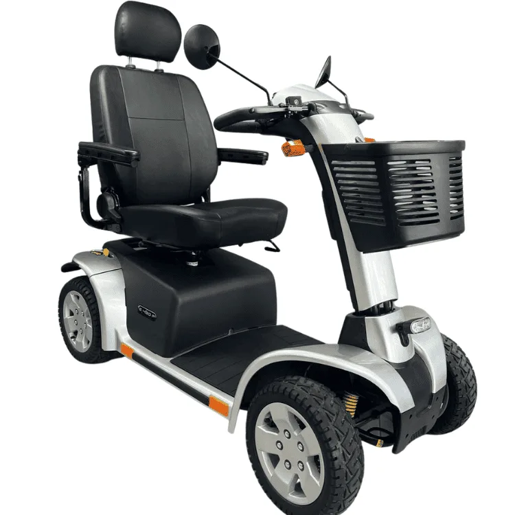 Pride Victory Xl 4 tekerlekli engelli scooter, önden çapraz açıdan, gümüş gövde ve kafalık