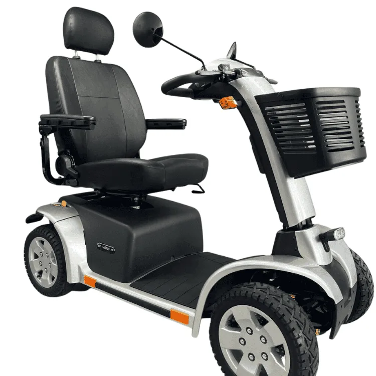 Pride Victory Xl 4 tekerlekli engelli scooter, gümüş gövde, siyah koltuk ve ön sepet, çapraz açıdan