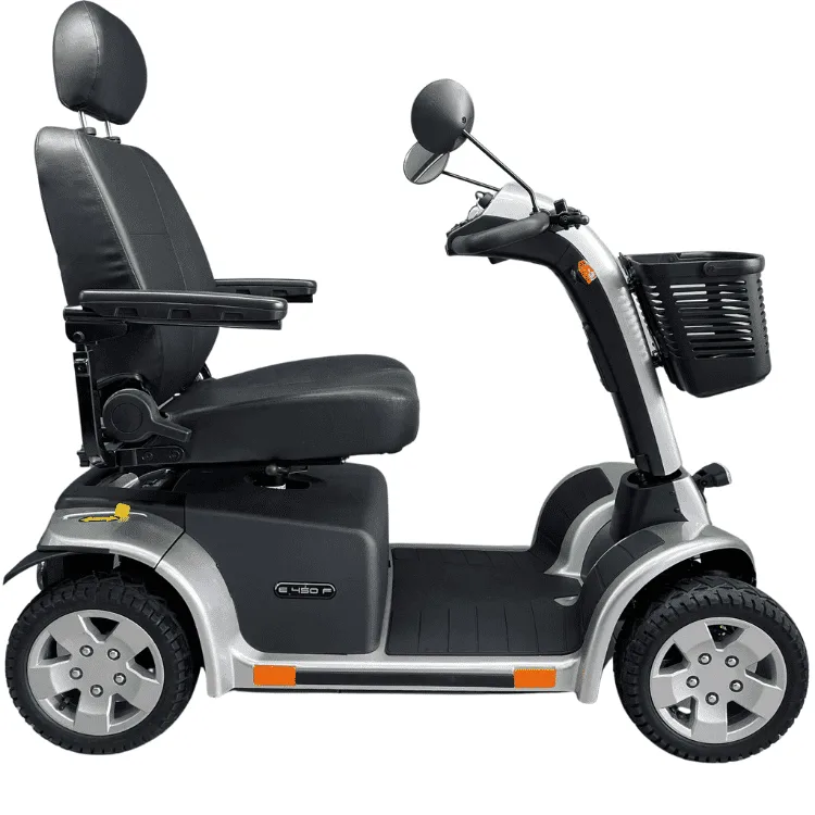 Pride Victory Xl 4 tekerlekli engelli scooter, yandan, siyah koltuk ve gümüş çamurluklar