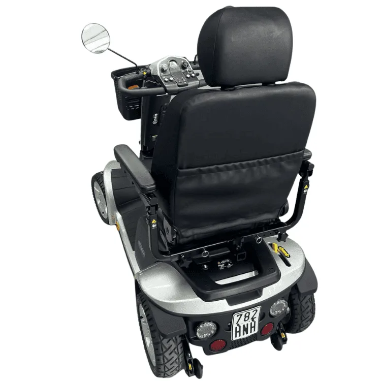 Pride Victory Xl 4 tekerlekli engelli scooter, arkadan çapraz açıdan, koltuk arkası ve dikiz aynası