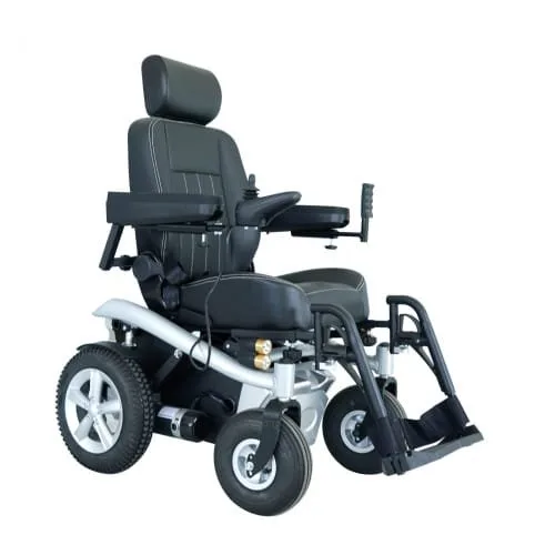 Scuba S230 akülü tekerlekli sandalye, siyah koltuk, gümüş şasi ve joystick, önden çapraz açıdan