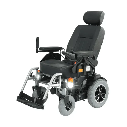 SCUBA S-220 akülü tekerlekli sandalye, gümüş şasi, ön farlar yanık, çapraz açıdan önden