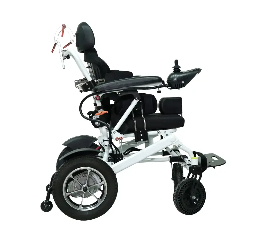 Scuba S458 çocuk akülü tekerlekli sandalye, beyaz şasi, yandan, joystick ve başlık