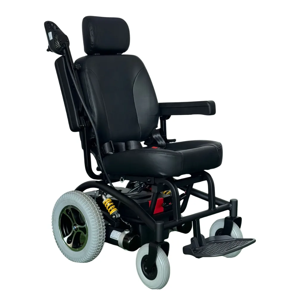 Swemo Q100 akülü sandalye, bir kolçağı yukarı kaldırılmış, siyah koltuk, çapraz açıdan