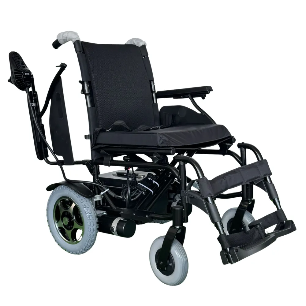 Swemo WG-P200 akülü sandalye, bir kolçağı yukarı kaldırılmış, çapraz açıdan