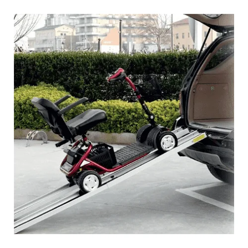 Wollex AL-109 teleskopik rampa, dış mekânda araç bagajına kırmızı scooter yüklenirken