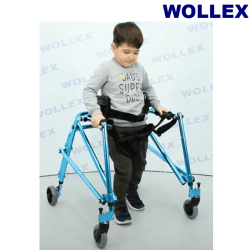 Wollex WG-W942 pediatrik walker, açık mavi şasi, bir çocuk yürürken önden