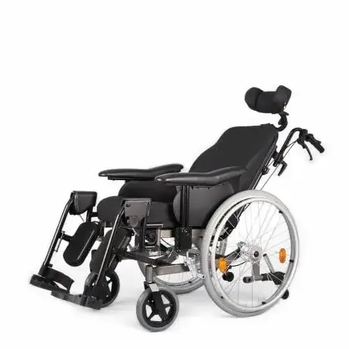 Wollex WG-M421 özellikli sandalye, koltuk geriye yatırılmış, başlık ve gümüş arka teker