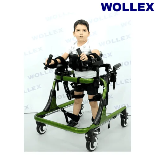 Wollex WG-W944 pediatrik walker, bir çocuk kullanıcıyla önden, yeşil şasi