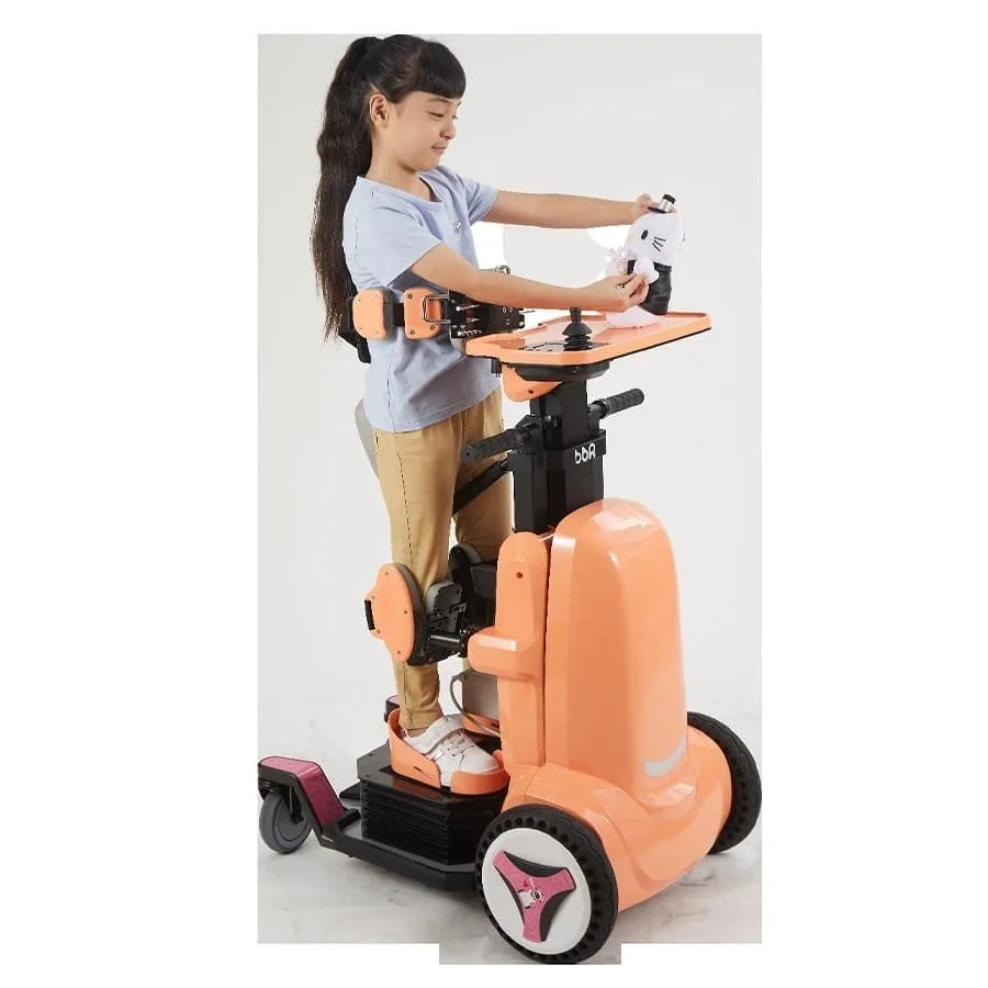 XZ-DROID P Robooter pediatrik sandalye, turuncu gövde, ayakta duran çocuk kullanıcıyla