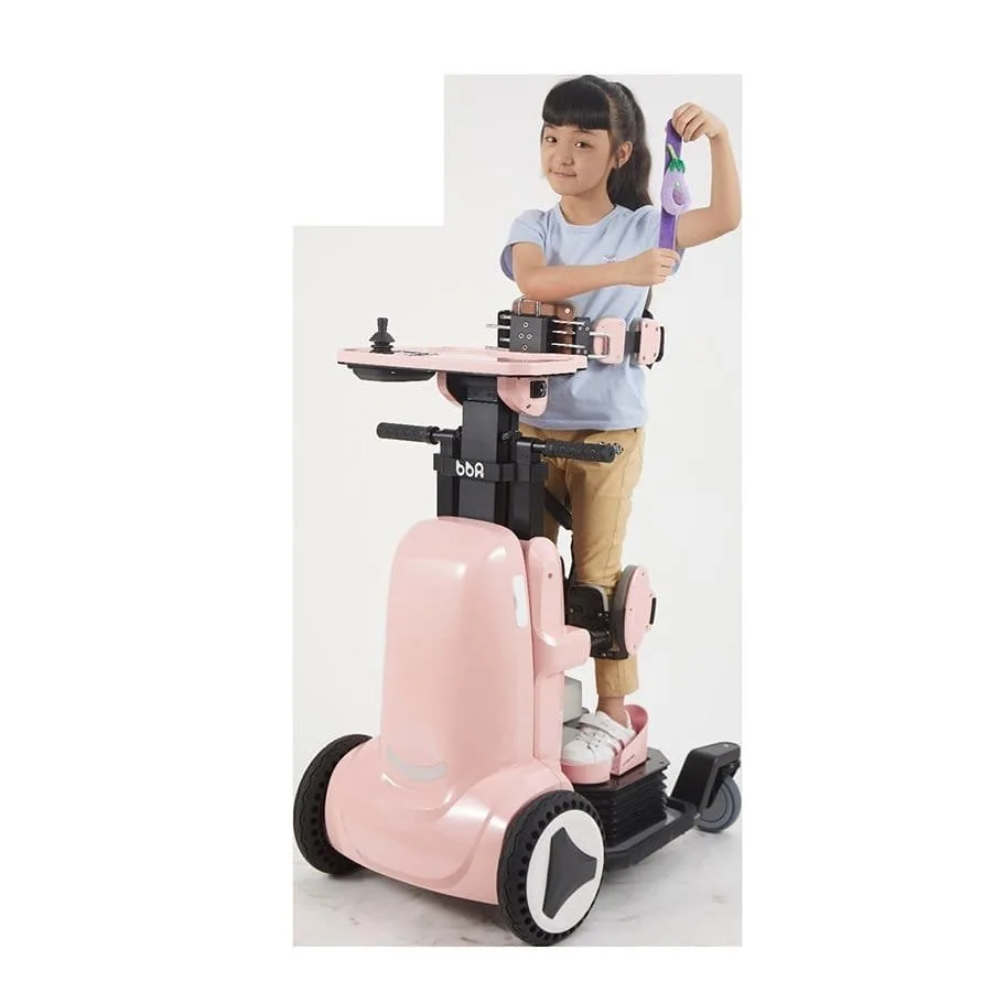 XZ-DROID P Robooter pediatrik sandalye, pembe gövde, oyuncak tutan çocuk kullanıcıyla