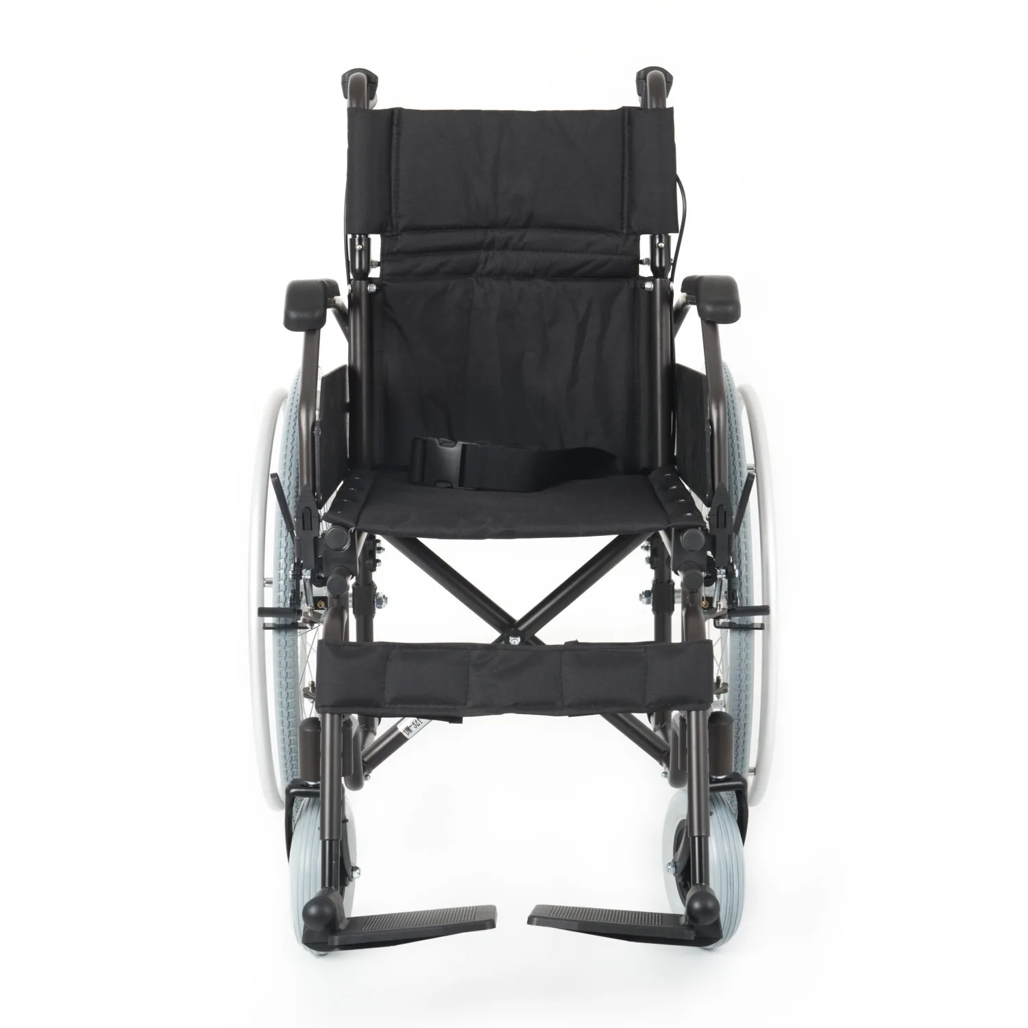 Comfort Plus DM-321 tekerlekli sandalye, önden, siyah sırtlık ve ayak dayamaları
