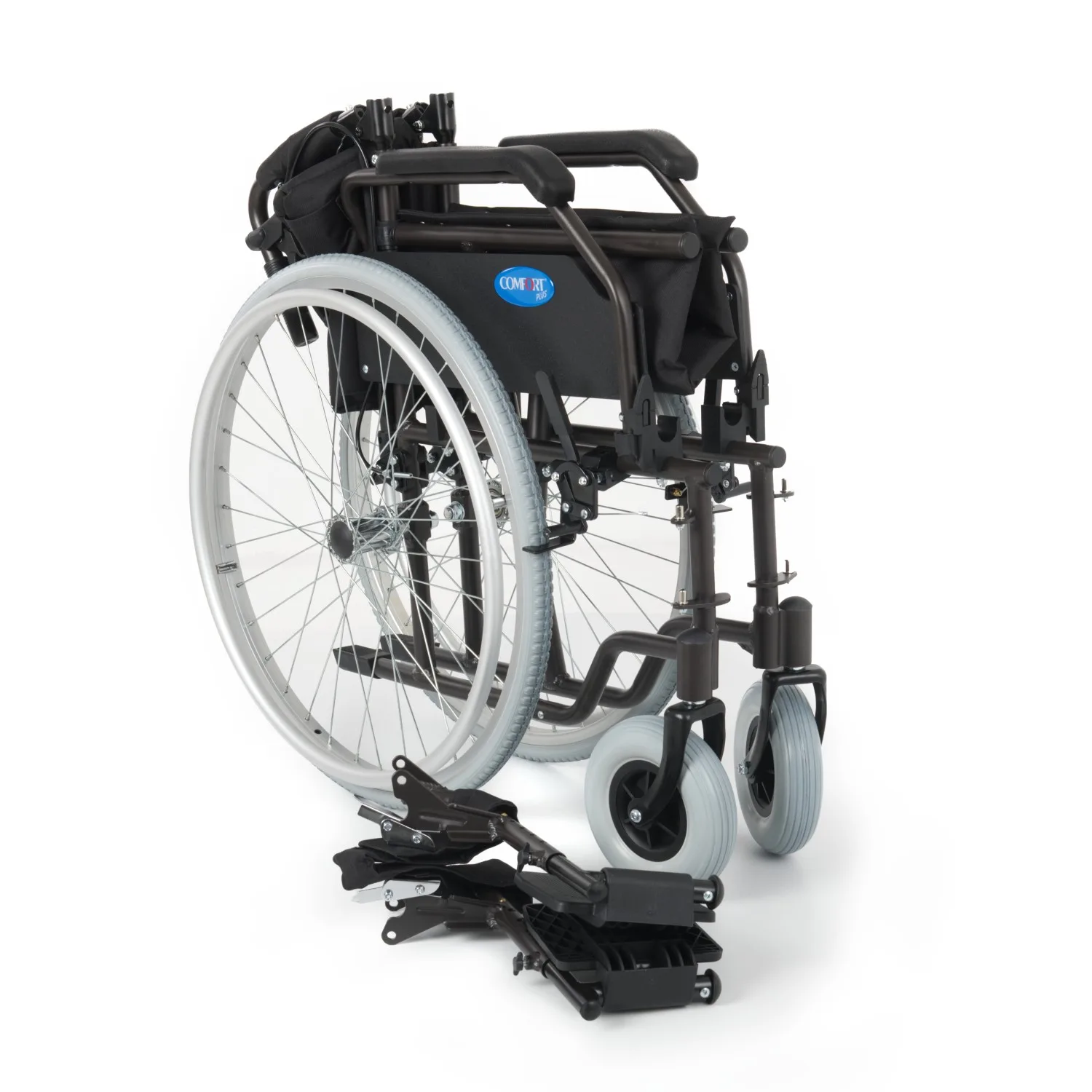 Comfort Plus DM-321 tekerlekli sandalye, katlanmış hâli, sökülmüş ayak dayamaları önünde
