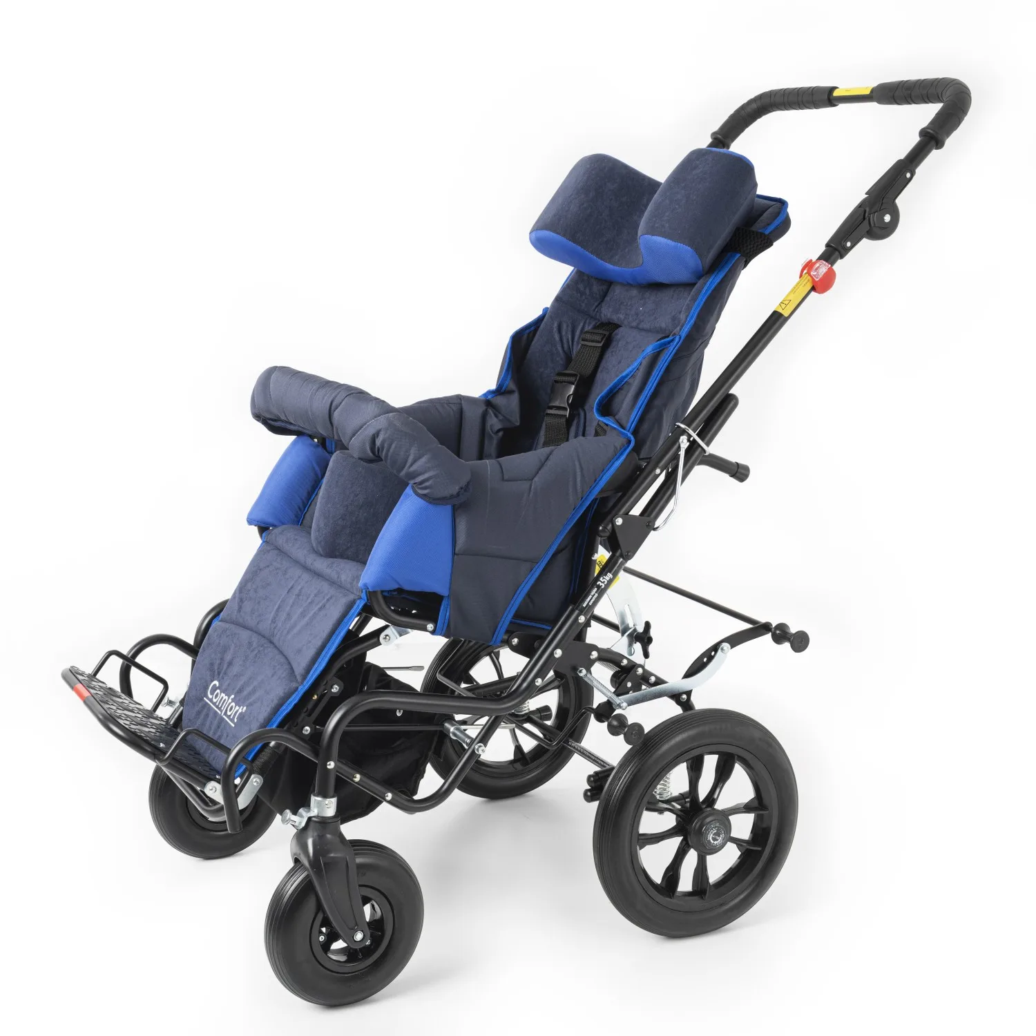Comfort Size 3 engelli çocuk puseti sol çapraz açıdan, mavi yan destekler ve ayak dayama