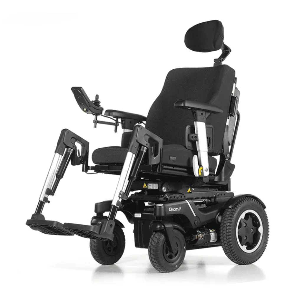 Quickie Q500 R Sedeo Pro akülü sandalye, ayak dayamaları yükseltilmiş, sol önden çapraz