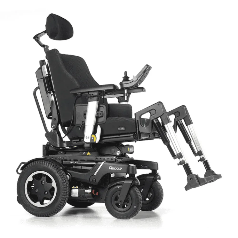 Quickie Q500 R akülü sandalye sağ çapraz açıdan, yükseltilmiş ayak dayamaları ve joystick