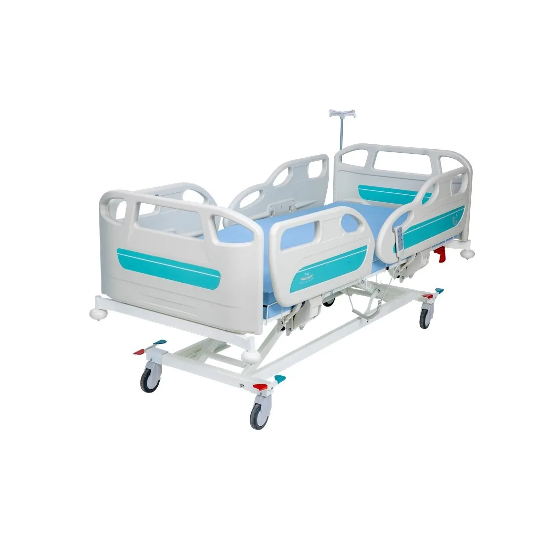 AZKA 4002 4 motorlu hasta karyolası düz konumda, korkuluklar kalkık ve serum askılı