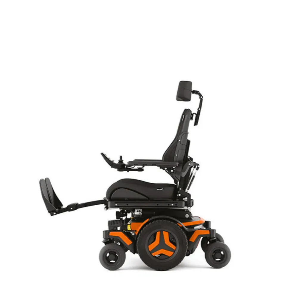 Permobil M3 Corpus akülü sandalye, ayak dayama öne uzatılmış, sırtlık dik, yandan