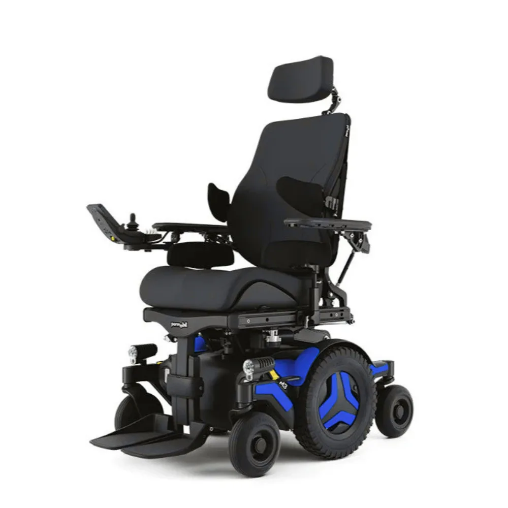 Permobil M3 Corpus akülü sandalye, mavi jantlar, joystick ve ayak dayama, önden çapraz