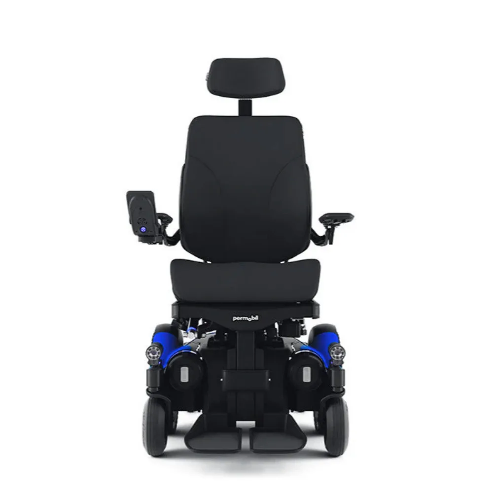 Permobil M3 Corpus akülü sandalye arkadan, baş desteği ve mavi gövde detayları